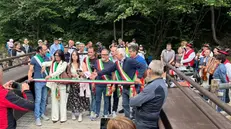 Il momento del taglio del nastro della ciclovia dell'Oglio