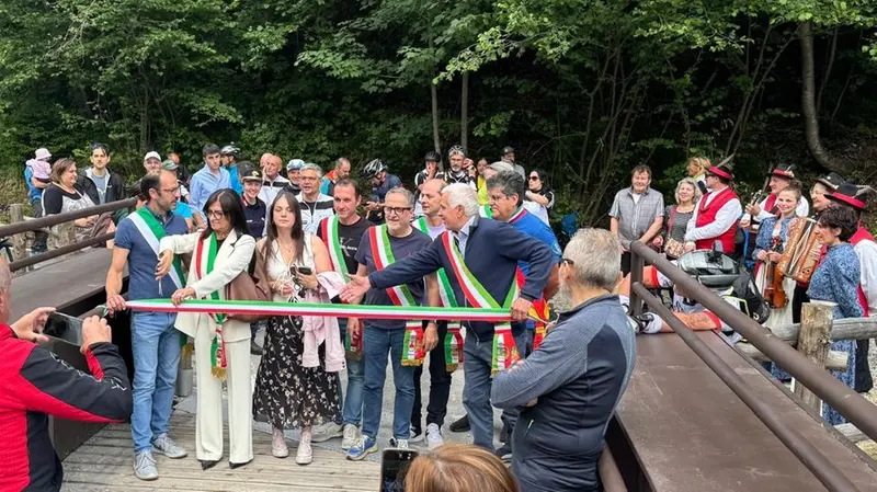 Il momento del taglio del nastro della ciclovia dell'Oglio