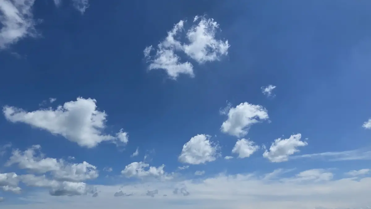 Un cielo azzurro, con qualche innocua nube di passaggio