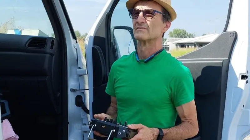 Antonio Vigoni mentre pilota un drone