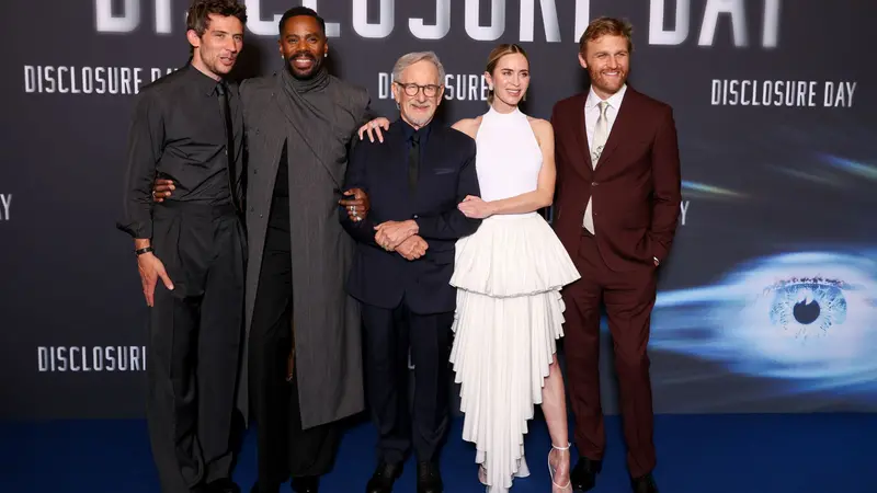 Steven Spielberg (al centro) e il cast del film
