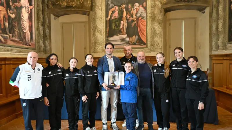 Società, staff tecnico e atlete della Brixia premiate con la Vittoria Alata in Loggia - Foto Ufficio stampa Comune di Brescia © www.giornaledibrescia.it