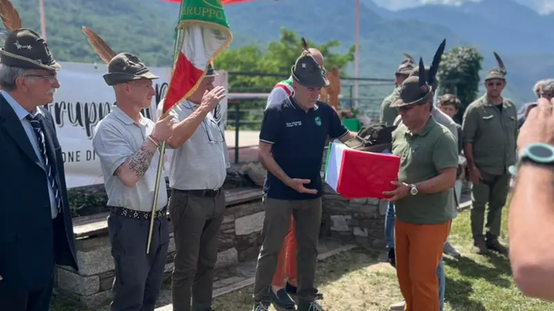La riconsegna del copricapo del fondatore del gruppo © www.giornaledibrescia.it