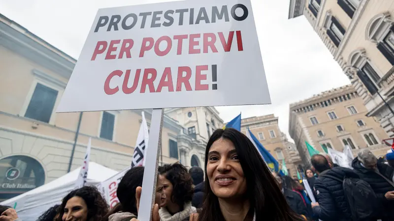 Una manifestazione di medici e infermieri - © www.giornaledibrescia.it