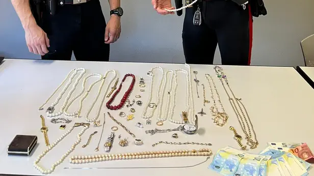 I gioielli recuperati dai carabinieri