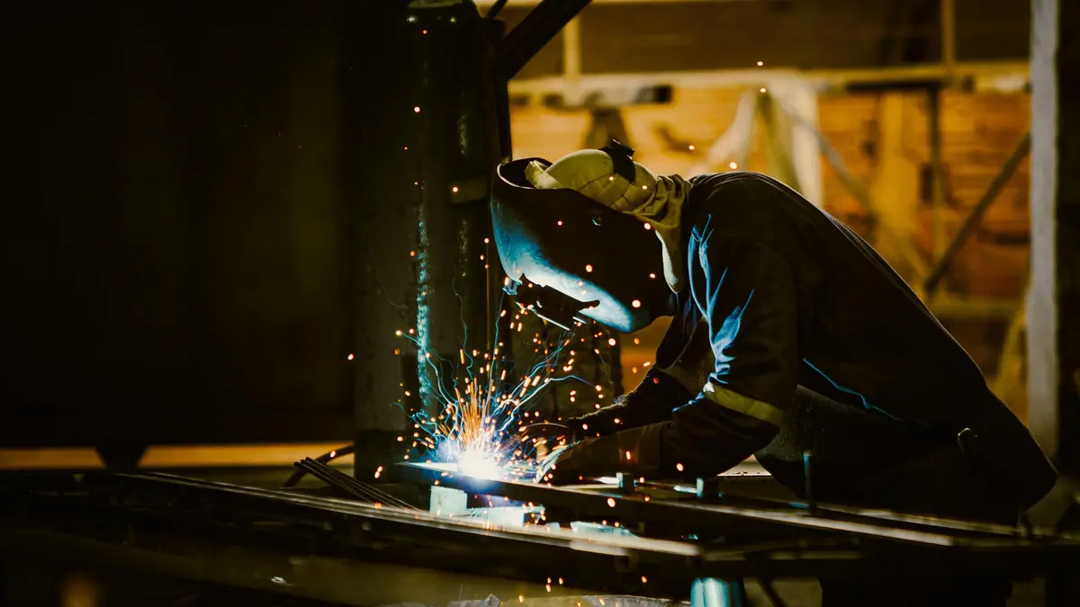 Tra le figure inserite nel mercato del lavoro anche operai metalmeccanici