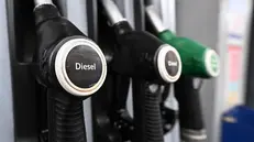 Viene dimezzato lo sconto sul diesel - Foto Ansa © www.giornaledibrescia.it