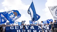 Brescia, l'abbraccio dei tifosi in aeroporto