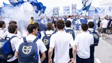Brescia, l'abbraccio dei tifosi in aeroporto