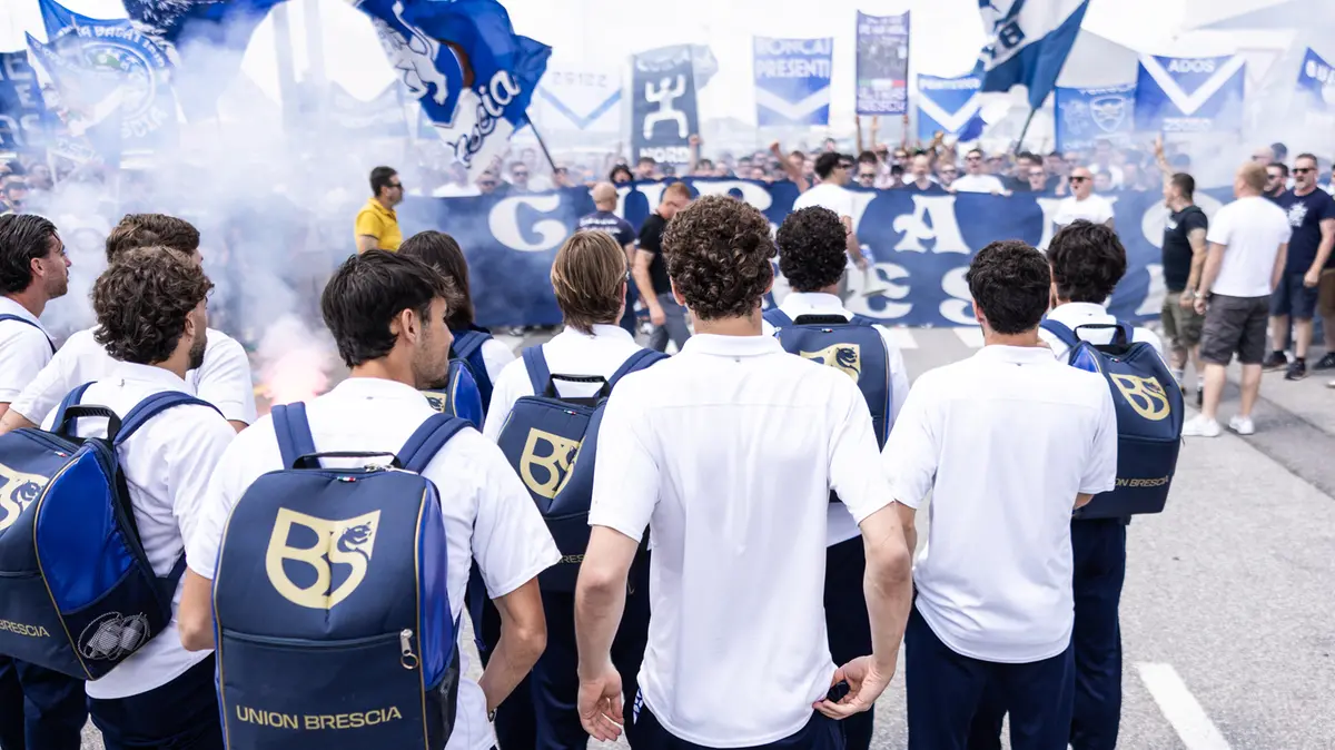 La squadra ha ricevuto tutto l'incoraggiamento possibile prima di partire per Ascoli - foto new reporter