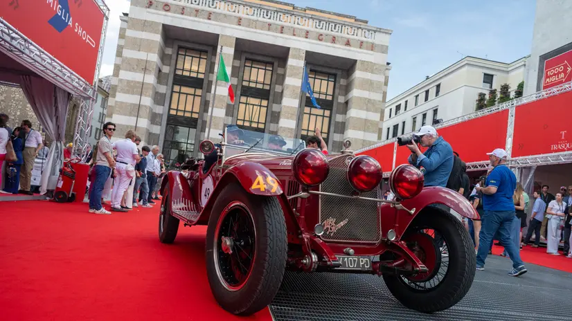Piazza Vittoria si prepara ad accogliere la Mille Miglia
