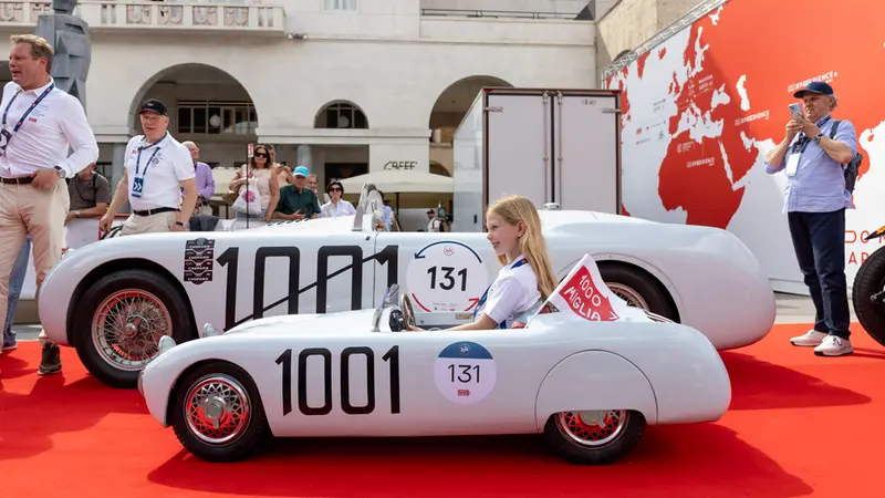 Una bambina su un'auto molto speciale