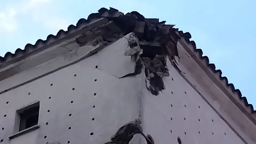 I danni del fulmine in via Lunga