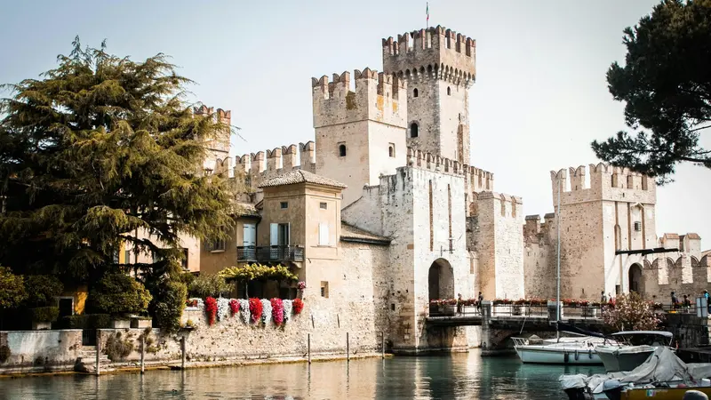 Il castello scaligero di Sirmione, sul Garda