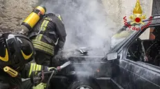 I Vigili del fuoco impegnati nell'incendio nel centro abitato