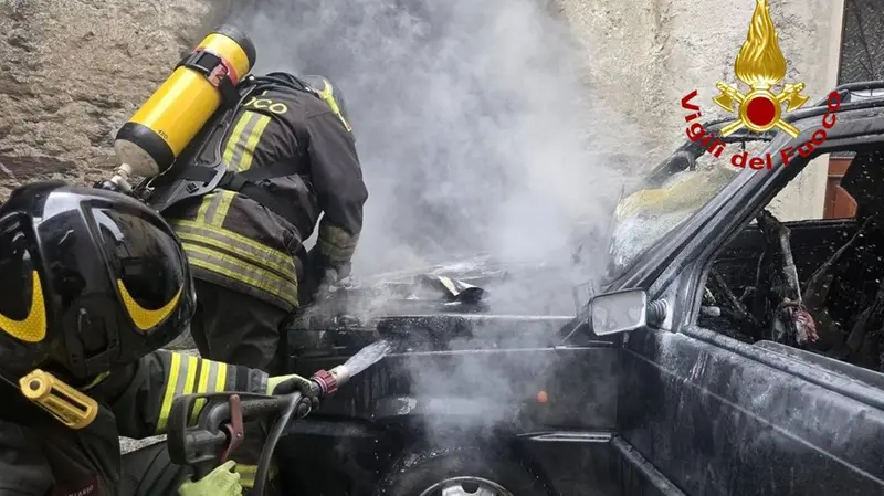 I Vigili del fuoco impegnati nell'incendio nel centro abitato