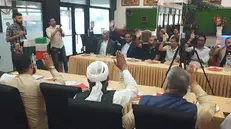 L'alzata di mano contro l'orrore dei rappresentanti della comunità pakistana