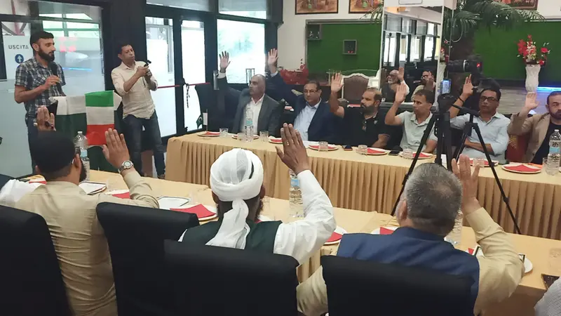 L'alzata di mano contro l'orrore dei rappresentanti della comunità pakistana