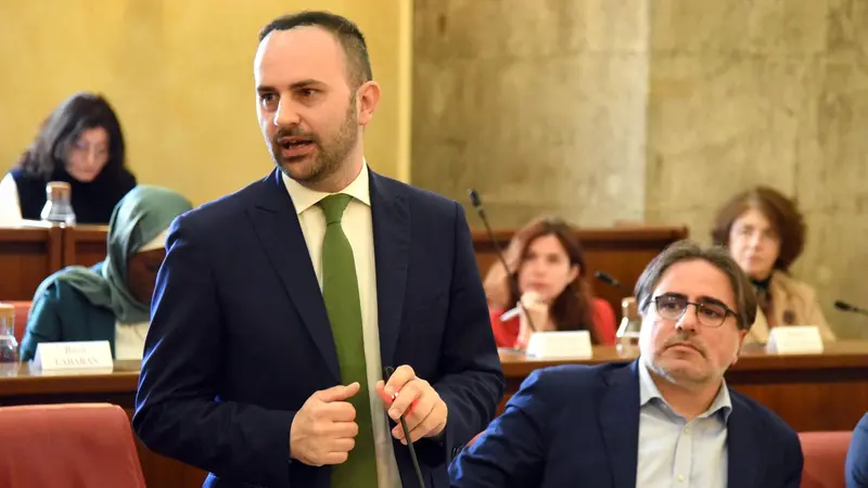 In piedi Roberto Omodei, accanto a lui Roberto Cammarata