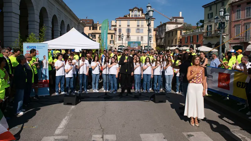 L'Inno d’Italia affidato alla voce del tenore gardesano Paolo Delai e ai piccoli coristi di «Un cuore di voci» - © www.giornaledibrescia.it