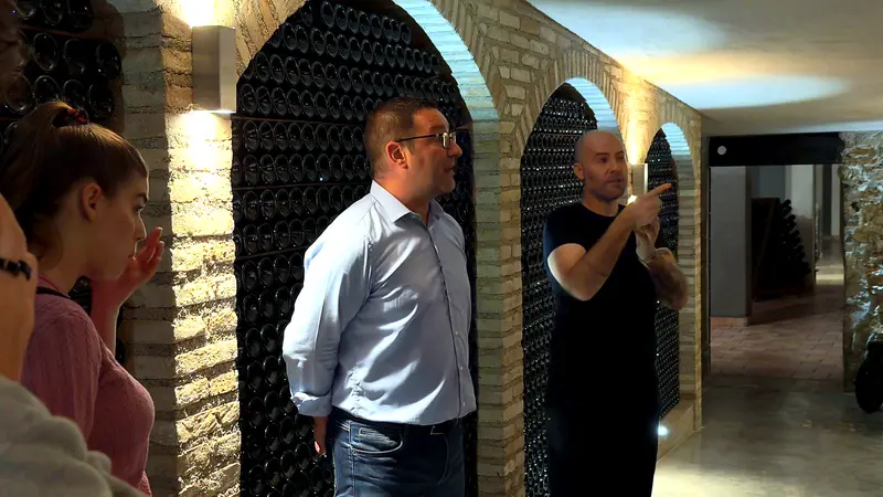 Durante le visite in cantina, la traduzione simultanea in Lis