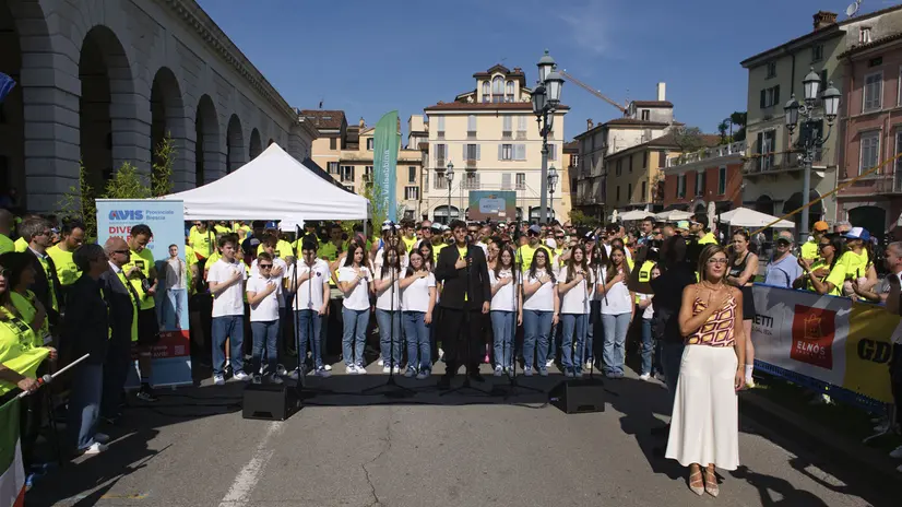 GdB Run 2026, il tenore Paolo Delai e il coro «Un cuore di voci»