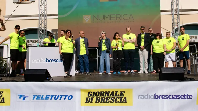 Il palco di Radio Bresciasette prima della partenza della corsa - Foto New Reporter Papetti © www.giornaledibrescia.it