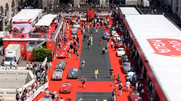 CRONACA BRESCIA MILLE MIGLIA 2026 PUNZONATURA IN PIAZZA VITTORIA NELLA FOTO MOMENTI DELL’EVENTO 08–06-2026 PIERPAOLO PAPETTI AGENZIA NEWREPORTER