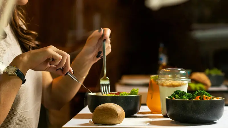 Mangiare lentamente ci aiuta ad essere consapevoli di quanto siamo sazi