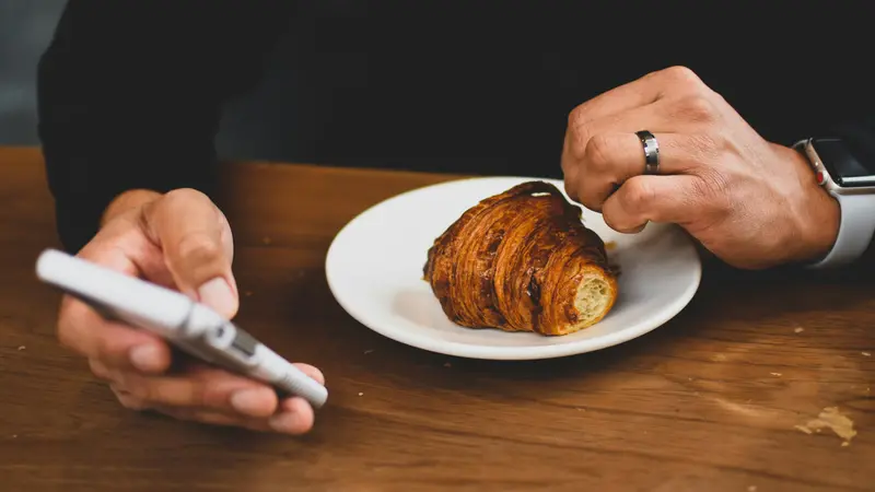 Spesso mangiamo di corsa, distratti dallo smartphone