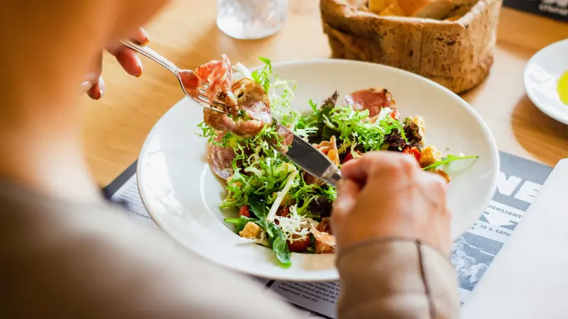 Mangiare lentamente non è l'unica soluzione, è importante mangiare in modo equilibrato