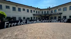Lo striscione fuori dall'ospedale di Manerbio