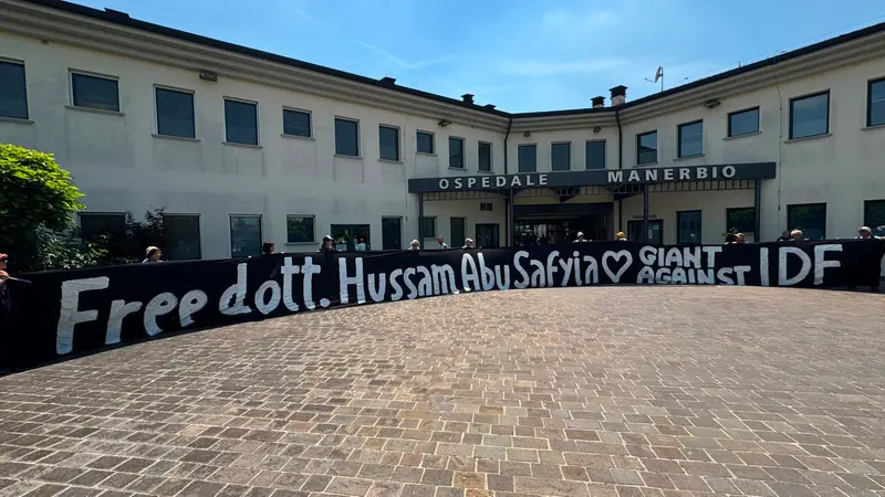 Lo striscione fuori dall'ospedale di Manerbio