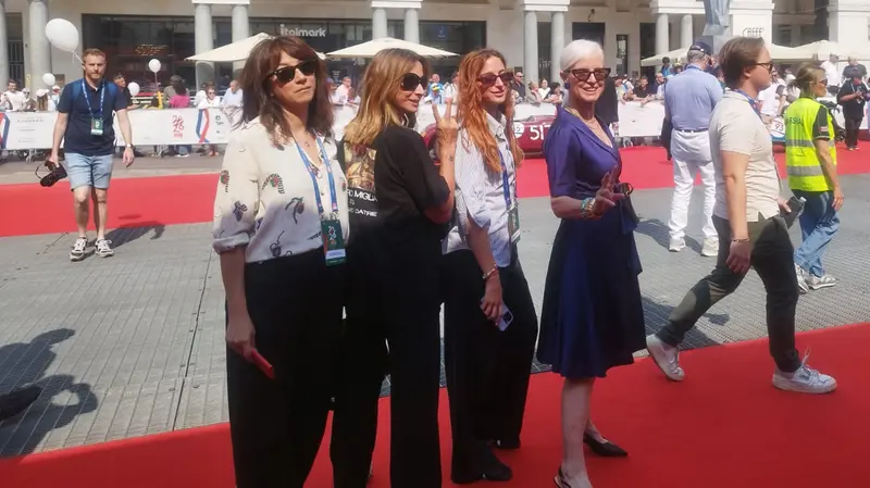 Anche Carla Gozzi (prima da destra) è arrivata al Villaggio Mille Miglia