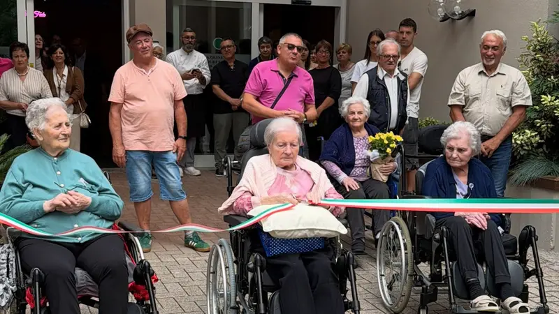 Il momento del taglio del nastro alla cerimonia