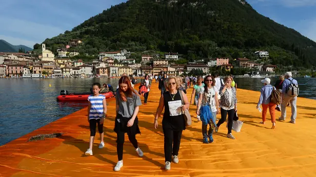 The floating piers, la folla sulla passerella durante le due settimane dell'installazione
