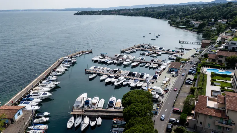 Mille Miglia 2026, il passaggio al porto di Dusano
