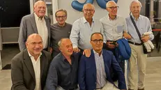 La festa per i 50 anni: al centro Ottavio Bianchi (in piedi) e il proprietario Davide Frugoni (primo da destra in basso) - © www.giornaledibrescia.it