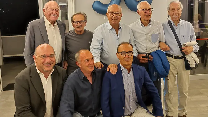 La festa per i 50 anni: al centro Ottavio Bianchi (in piedi) e il proprietario Davide Frugoni (primo da destra in basso) - © www.giornaledibrescia.it