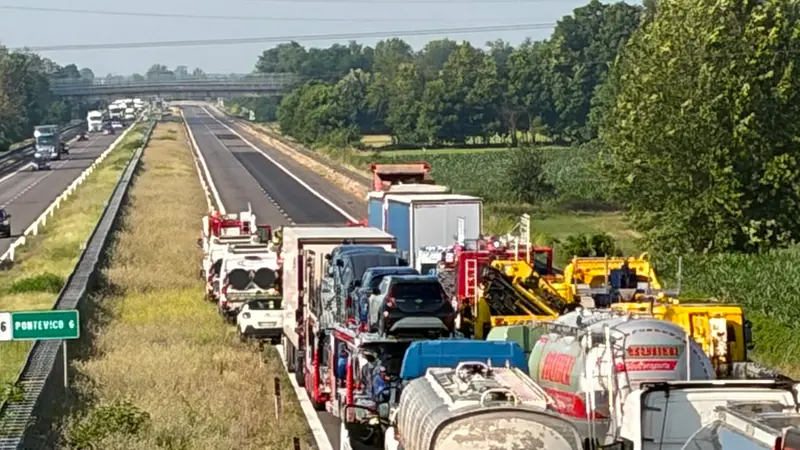 Incidente in A21, tamponamento tra 3 tir
