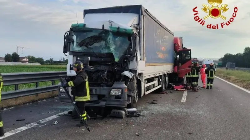 Vigili del fuoco al lavoro in A21 dopo il tamponamento