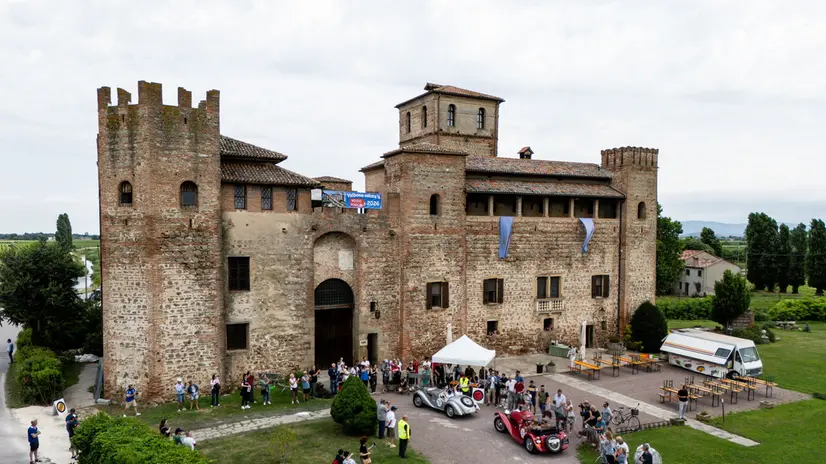 Mille Miglia 2026, il controllo timbro al Castello di Valbona (Lozzo Atestino)