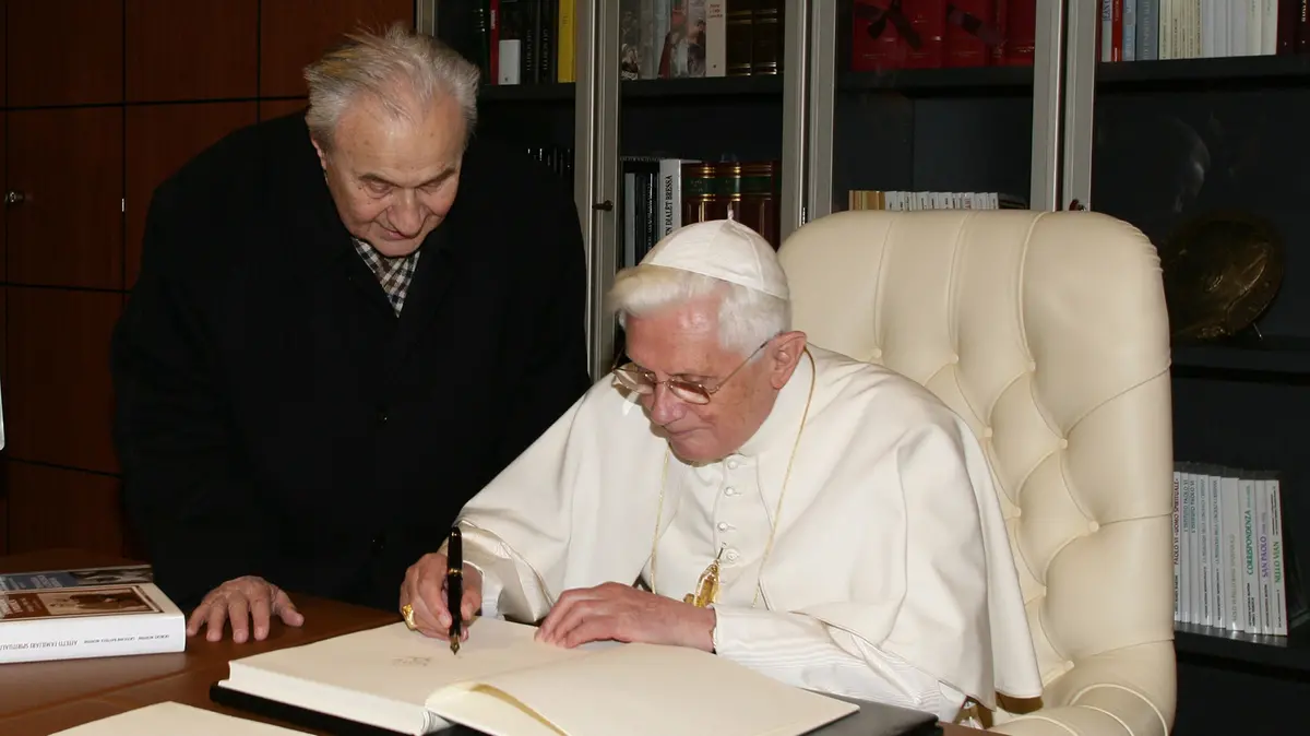 Il notaio Giuseppe Camadini con Benedetto XVI all'Istituto Paolo VI - © www.giornaledibrescia.it