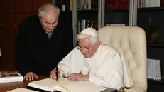 Il notaio Giuseppe Camadini con Benedetto XVI all'Istituto Paolo VI - © www.giornaledibrescia.it