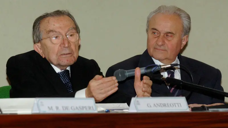 Il presidente Giulio Andreotti con il notaio Giuseppe Camadini
