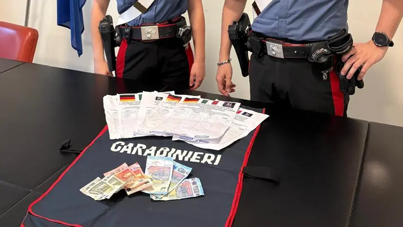 I carabinieri con il materiale sequestrato