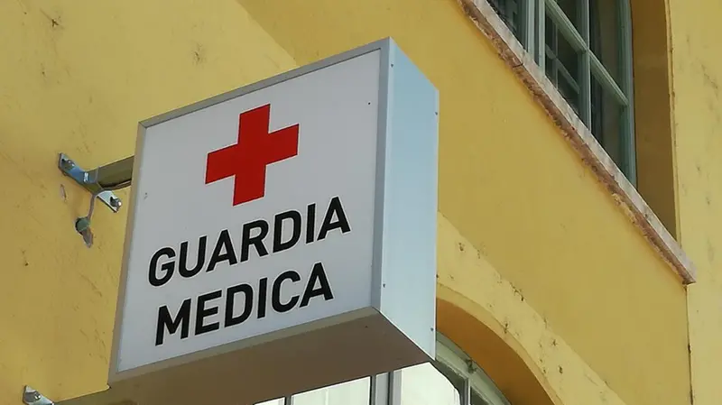 L'insegna della guardia medica - Foto © www.giornaledibrescia.it
