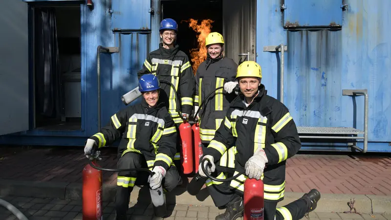 Un'esercitazione di emergenza antincendio: Anthea Comellini è la terza da sinistra - Esa/A. Conigli