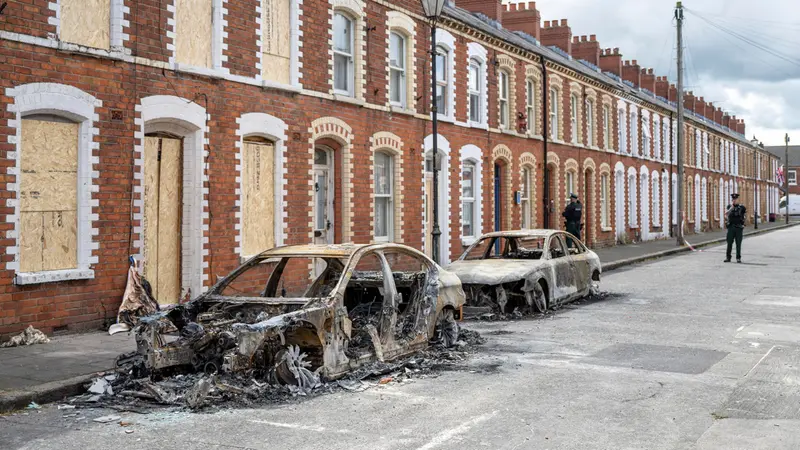 Quel che resta di due auto date alle fiamme a Belfast - Foto Ansa © www.giornaledibrescia.it