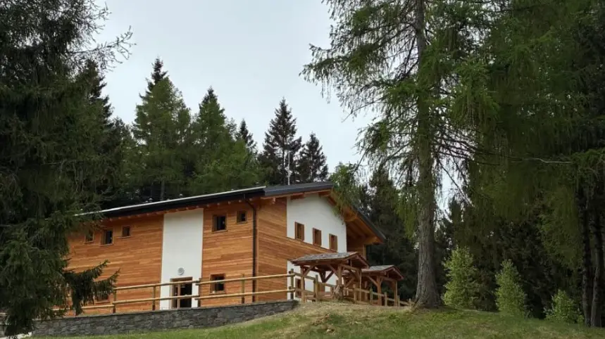 Il rifugio rimesso a nuovo a sei anni dall'incendio - © www.giornaledibrescia.it